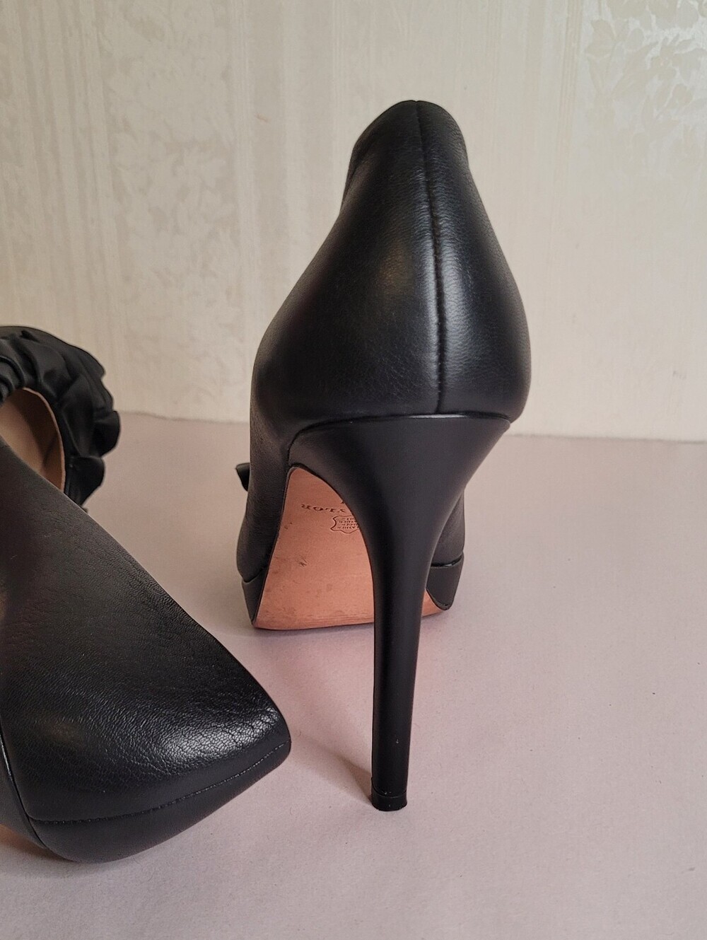Ann Taylor Black Leather Ruffle Pumps Size 7.5 - Picture 6 of 9